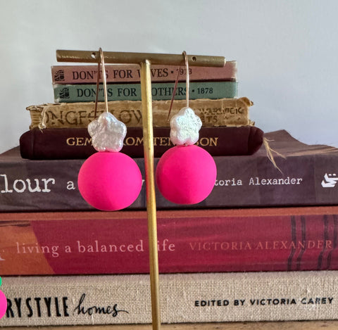 Ball on wire with Baroque Star Pearl