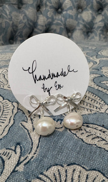 Silver bows with pearl drop