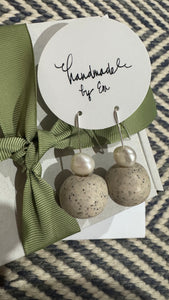Neutral clay with pearl drop in Silver